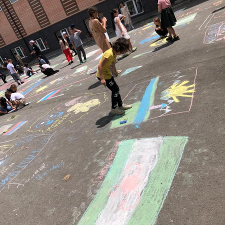 в Центре творчества прошел  конкурс рисунков на асфальте, приуроченный празднованию  31-ой годовщины образования РИ